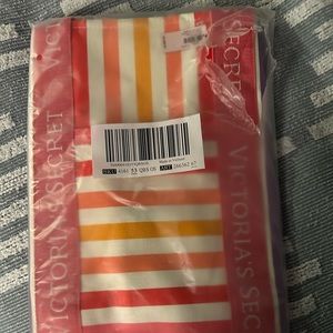 This was one of those free gifts with purchase… if anyone wants it.